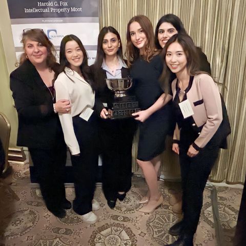 Winners of the 2023 national Harold G. Fox Intellectual Property Moot are Queen’s Law team members Professor Bita Amani; Cavina Tsoi, Law’24; Nosheen Hotaki, Law’24; Lauren Daly, Law’24; and Liran Yefet, Law’23; and Ingrid Kao,Law’23. 