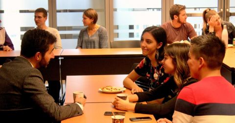 During the Queen’s Venture Law Society launch event lunchbreak, guest speaker Mark Asfar, Law’17 (Artsci’14), talks to Queen’s Law students about his experience working with entrepreneurial law firm Momentum Law. 