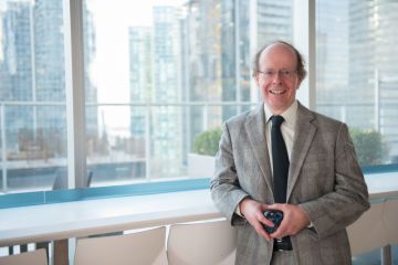 Rob Frater, Law’84, Chief General Counsel with the Department of Justice Canada (shown in 2015 with his Queen’s Law Cromwell Award), is the 2020 winner of The Advocates’ Society’s Catzman Award for Professionalism and Civility. 